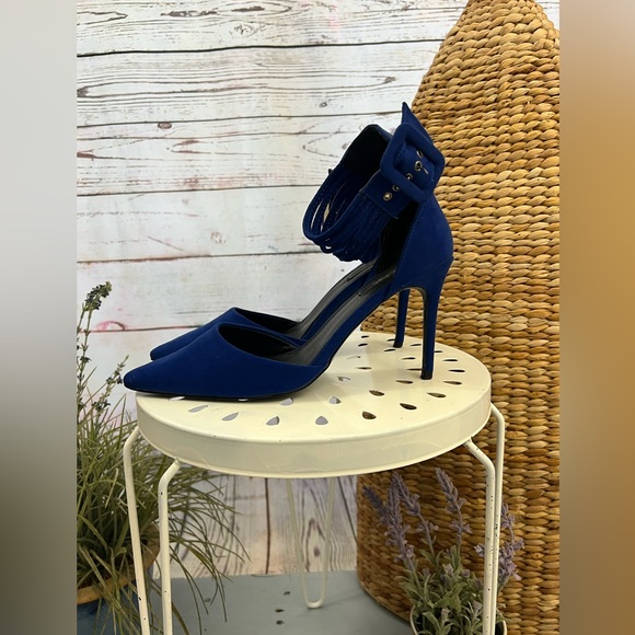 Blink Pointed High Heels in Cobalt Blue
Size:10 - Picture 2 of 10